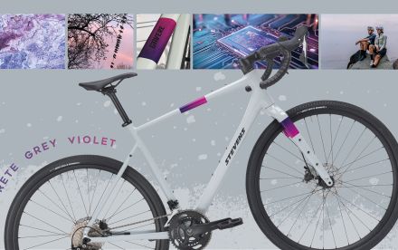 A glossy light gray frame with a clean, technical look. Precise, modern, performance-driven. But with the digitally printed pink-violet graphic, we’ve added a bold accent, a contrast that brings energy without overpowering the design. Concrete Grey Violet blends contemporary frame design with expressive color. It marks the start of something different, a ride that leaves the everyday behind and dives straight into adventure. Gravel is different: freer, bolder, more vibrant. This look embraces that spirit with no compromises in function or technology , but full of personality.