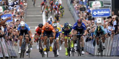 Tim Merlier (ganz links) sprintet auf der zweiten Etappe der Belgien Tour